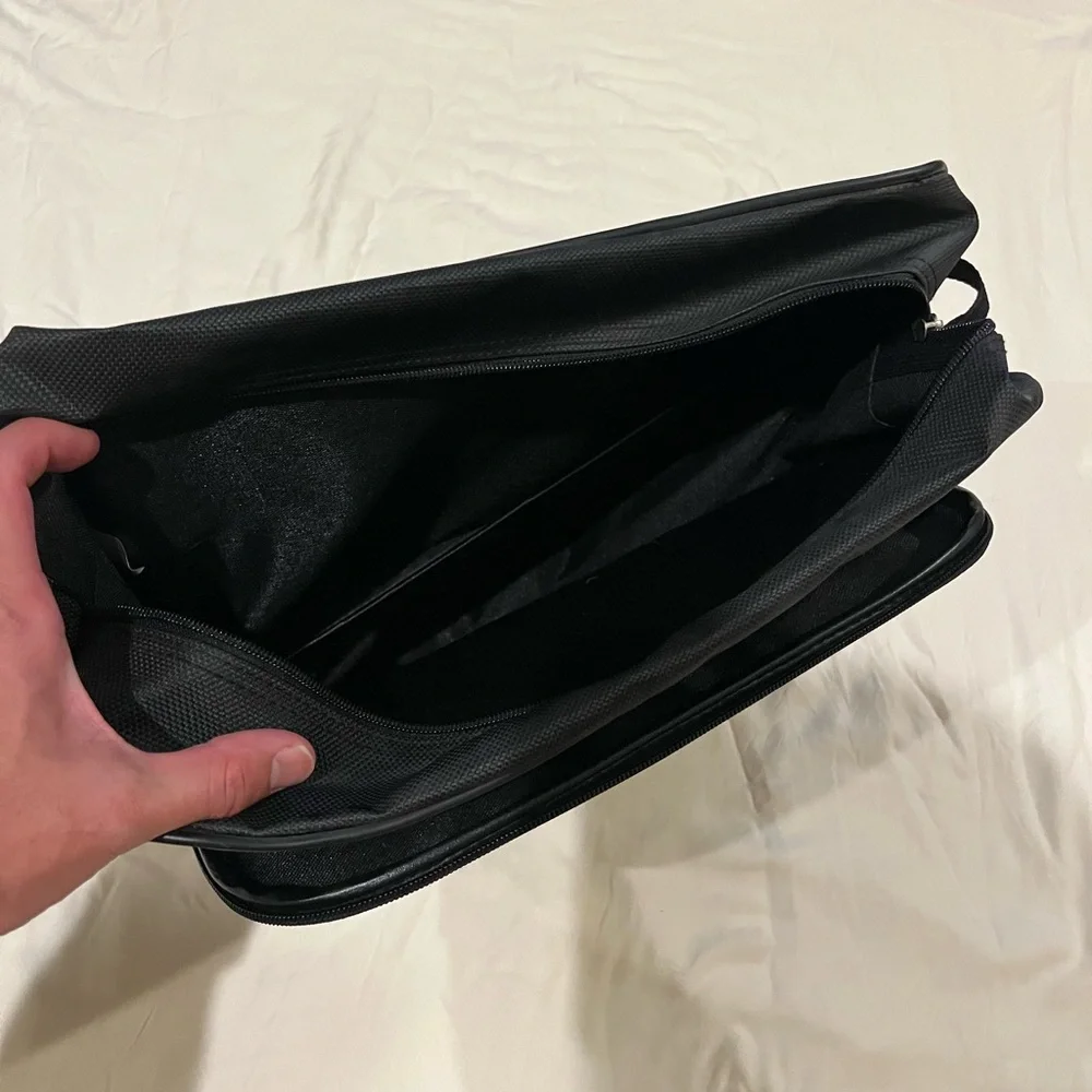 Small sized laptop bag with 2 main pockets and a mini divider